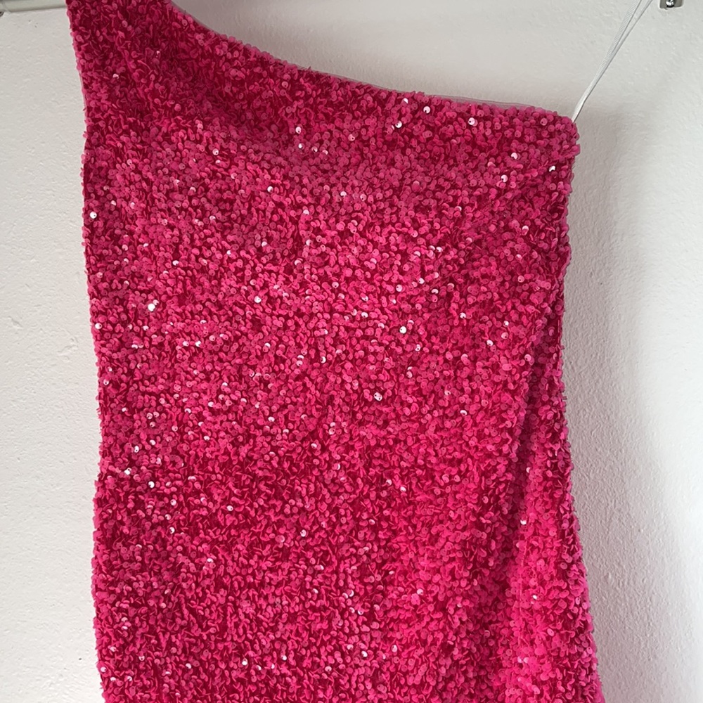 NWT. Beautiful sequin pink mermaid 🧜‍♀️ dress.